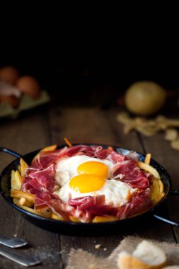 Serrano jambonlu yumurtalı güveç ile Barok hayatı