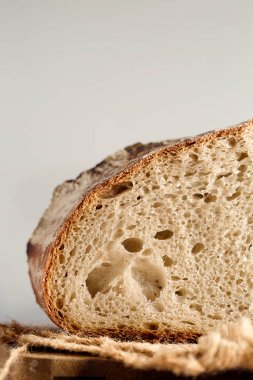 Ekşi hamurlu kırsal ekmekler ikiye bölünmüş