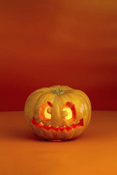 Вырезанная Подсвеченная Тыква Хэллоуин Сумасшедшим Лицом Оранжевом Фоне — стоковое фото