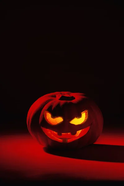 Хэллоуин Тыква Страшным Лицом Темными Красными Тонами — стоковое фото