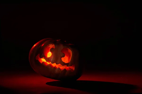 Иллюминированная Тыква Хэллоуин Безумным Лицом Темном Фоне Красных Тонах — стоковое фото