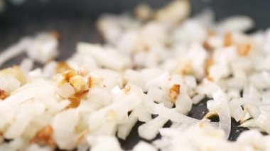 Sotelenmiş sarımsak ve soğan yakın çekim