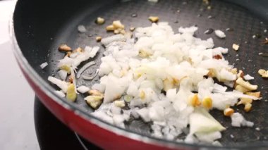 Tavada sotelenmiş sarımsaklı soğan servis ediyorum.