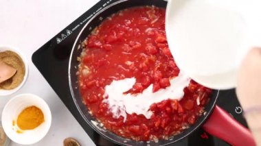 Domates soslu tava var. El hindistan cevizi sütü servis eder.