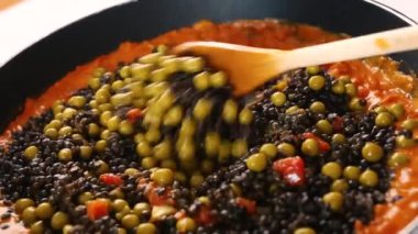 Bezelyeli siyah mercimek.