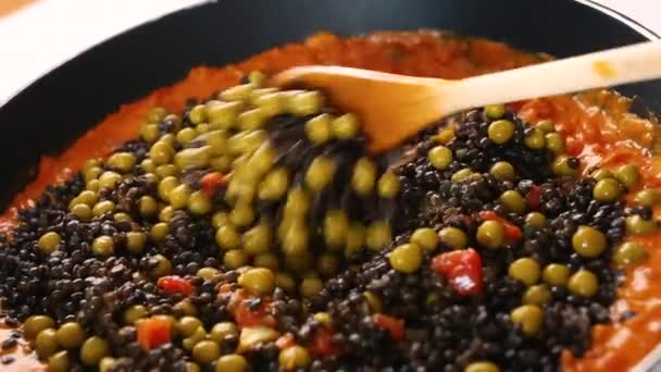 Fekete Lencse Curry Keverése Borsóval — Stock videók