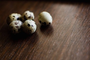 Bıldırcın yumurtaları masada.
