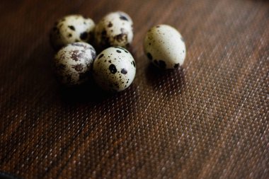 Bıldırcın yumurtaları masada.