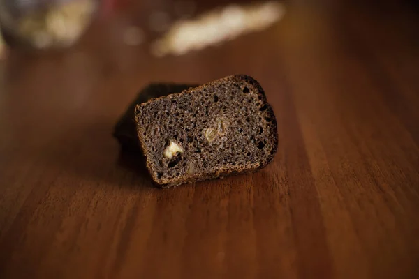 Fette Pane Scuro Sul Tavolo — Foto Stock