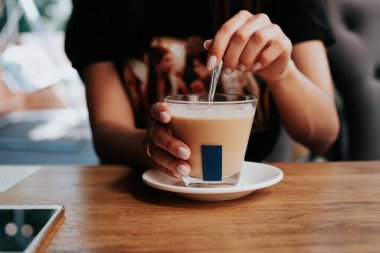 Bir adamın elinde bir telefon.