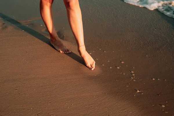 Stock image girl feet, footpath on the beach