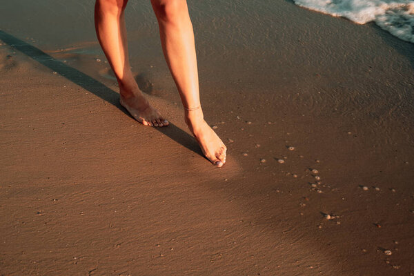 девушки ноги, тропинка на пляже