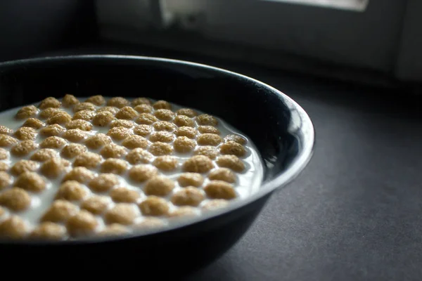 Bowl of cornflakes on dark background. — Stock Photo, Image