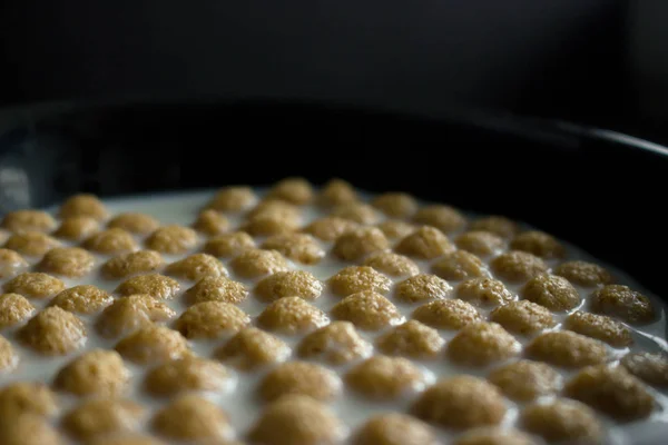 Bowl of cornflakes on dark background. — Stock Photo, Image