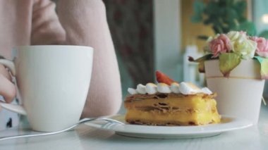 Kafede kahve ile yağlı içme masada oturan kadın