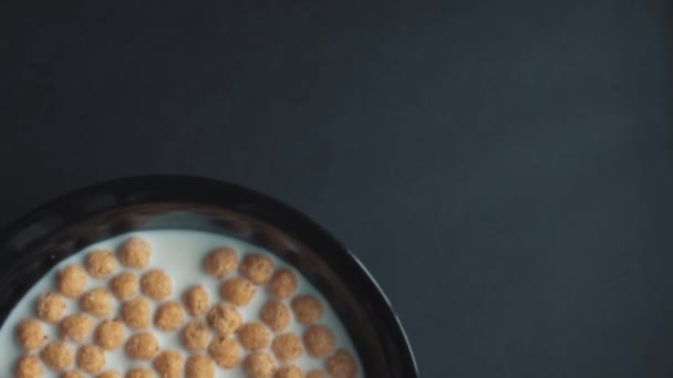 Здоровый Завтрак Молоком Темном Фоне — стоковое видео