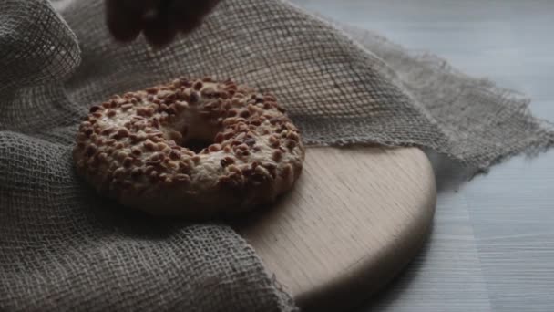 Cookie Met Noten Houten Tafel Rozijnen Walnoten — Stockvideo