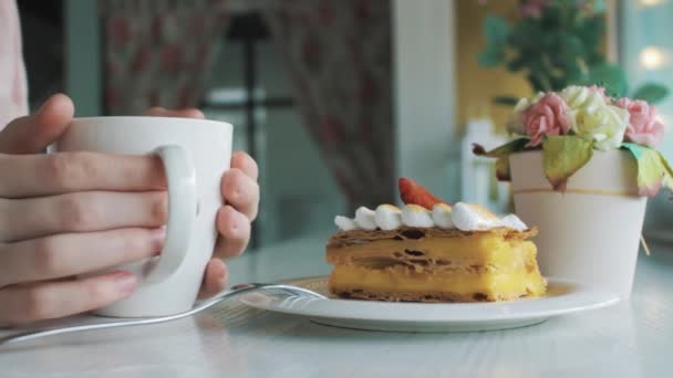 Kvinna Sitter Vid Bordet Dricka Kaffe Med Millefeuille Café — Stockvideo