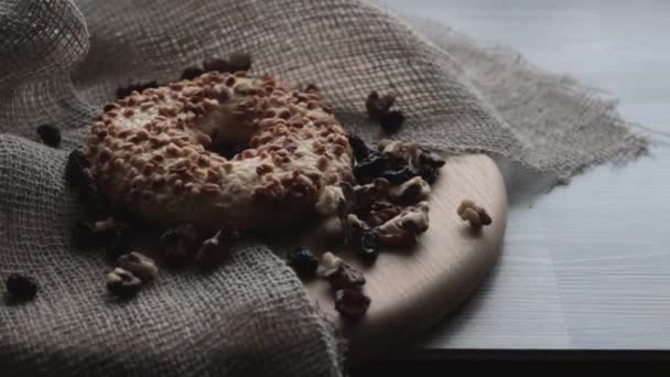 Cookie Met Noten Houten Tafel Rozijnen Walnoten — Stockvideo