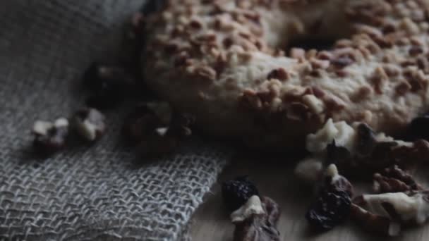 Печенье Орехами Деревянном Столе Изюм Грецкий Орех — стоковое видео