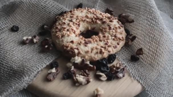 Galleta Con Nueces Mesa Madera Pasas Nuez — Vídeos de Stock