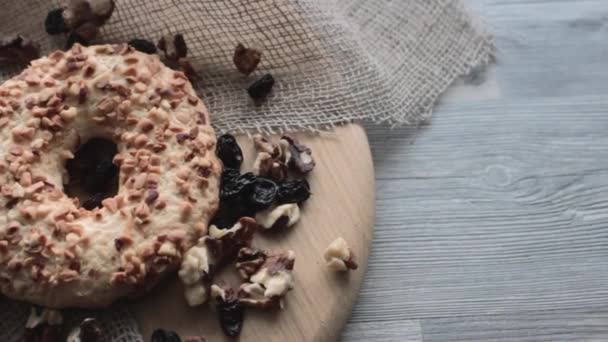 Galleta Con Nueces Mesa Madera Pasas Nuez — Vídeos de Stock