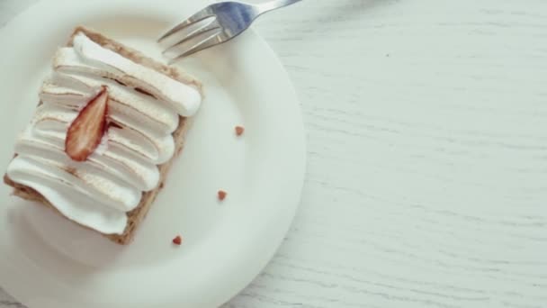 ナポレオン ケーキやミルフィーユ 古典的なデザート カフェでお召し上がりいただけます — ストック動画