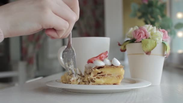 Vrouw Zitten Aan Tafel Het Drinken Van Koffie Met Millefeuille — Stockvideo