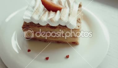 Napolyon kek veya milföy, klasik tatlı, kafede servis