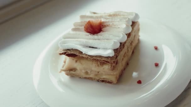 Napoleon Cake Mille Feuille Klassieke Als Dessert Geserveerd Café — Stockvideo