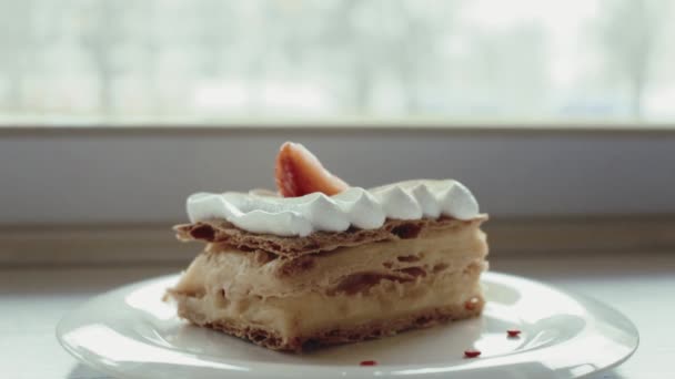 ナポレオン ケーキやミルフィーユ 古典的なデザート カフェでお召し上がりいただけます — ストック動画