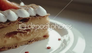 Napolyon kek veya milföy, klasik tatlı, kafede servis