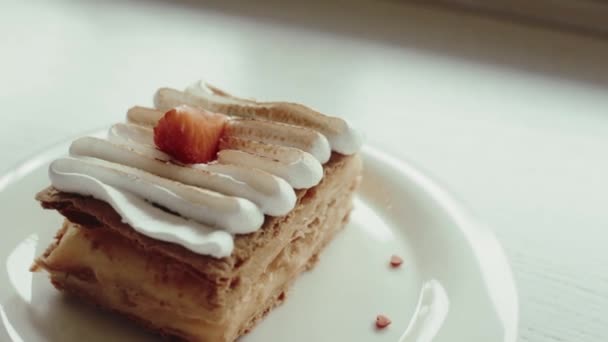 Pastel Napoleón Mille Feuille Postre Clásico Servido Cafetería — Vídeos de Stock