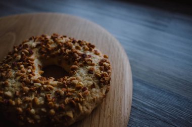 Bütün taneli tahıl kurabiye Bisküvi Kurabiye fındık ile yığılmış. Ahşap arka plan