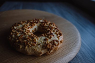 Bütün taneli tahıl kurabiye Bisküvi Kurabiye fındık ile yığılmış. Ahşap arka plan