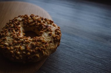 Bütün taneli tahıl kurabiye Bisküvi Kurabiye fındık ile yığılmış. Ahşap arka plan