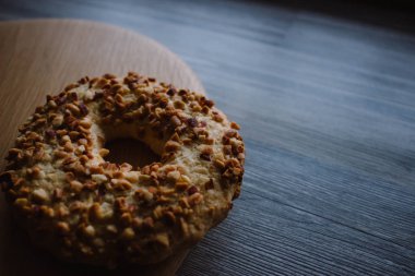 Bütün taneli tahıl kurabiye Bisküvi Kurabiye fındık ile yığılmış. Ahşap arka plan