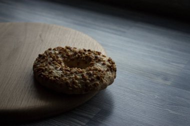 Bütün taneli tahıl kurabiye Bisküvi Kurabiye fındık ile yığılmış. Ahşap arka plan