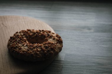 Bütün taneli tahıl kurabiye Bisküvi Kurabiye fındık ile yığılmış. Ahşap arka plan