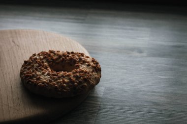 Bütün taneli tahıl kurabiye Bisküvi Kurabiye fındık ile yığılmış. Ahşap arka plan