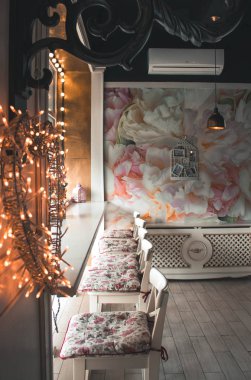 Restoran iç müşteriler olmadan. Kalp bokeh ışık ve ahşap tablo arka planı