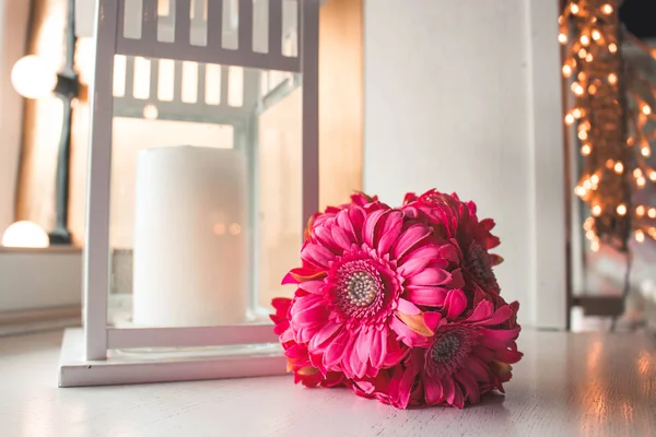 Bodegón decoración interior rosa rosa flor con vela sobre fondo de mesa de madera . — Foto de Stock