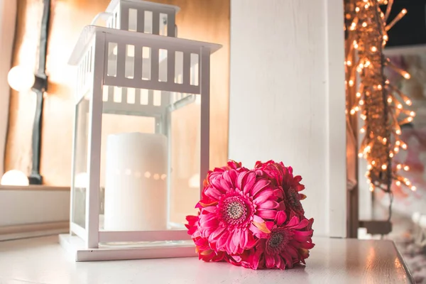 Nature morte décoration intérieure rose fleur rose avec bougie sur fond de table en bois . — Photo
