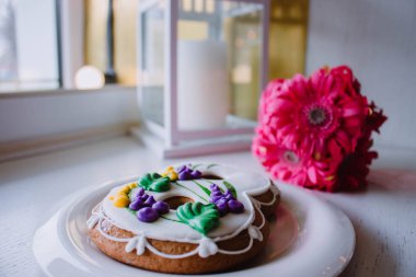 8 Mart gingerbread ve beyaz arka plan üzerinde pembe çiçekler