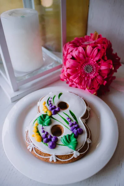 8 mars pepparkakor och rosa blommor på vit bakgrund — Stockfoto