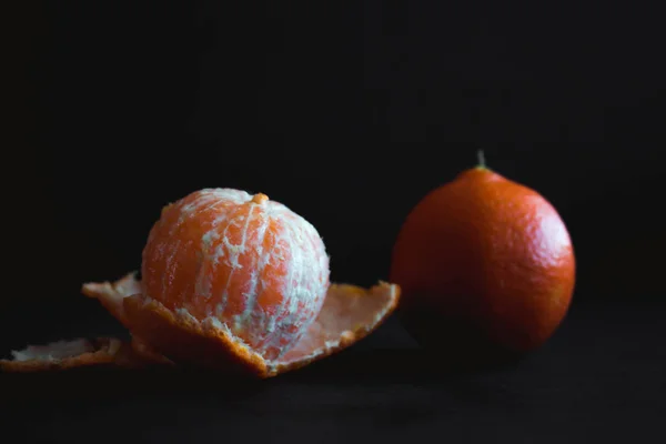 Mandarine (Tangerin) auf dunklem Hintergrund — Stockfoto