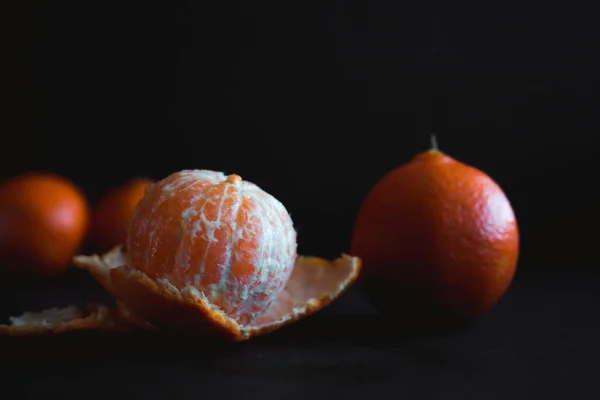 Mandarine (Tangerin) auf dunklem Hintergrund — Stockfoto