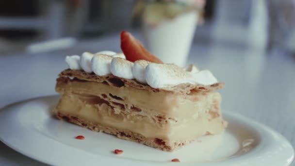 Pastel Napoleón Mille Feuille Postre Clásico Servido Cafetería — Vídeo de stock