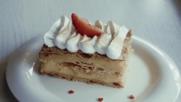 拿破仑蛋糕或米莱 经典甜点 在咖啡馆供应 — 图库视频影像