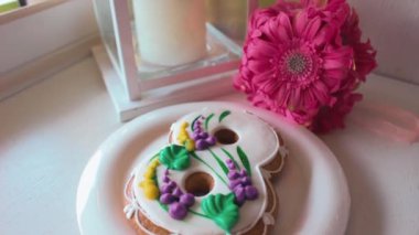 8 Mart gingerbread ve beyaz arka plan üzerinde pembe çiçekler. Dikey video.